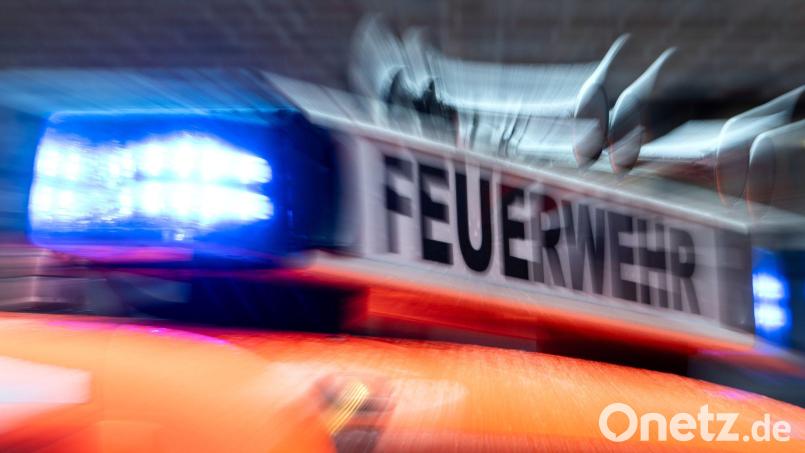 Obwohl die Feuerwehr den Brand im bfz Weiden schnell gelöscht hat, entstand erheblicher Sachschaden im sechsstelligen Bereich. Symbolbild: Marijan Murat/dpa