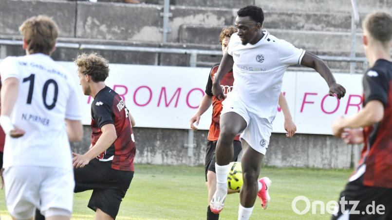 Jean Paul Ajala-Alexis (Mitte, Szene aus einem früheren Spiel) avancierte gegen den TSV Neudrossenfeld zum Matchwinner. Die DJK gewann das Auswärtsspiel am Freitagabend knapp mit 1:0. Archivbild: Hubert Ziegler