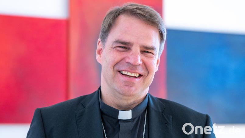 Bischof Stefan Oster greift in einer neuen Video-Reihe Fragen aus dem Neuen Testament auf. (Archivbild) Bild: Armin Weigel/dpa
