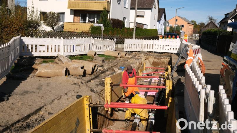 Der Schwerpunkt des Fernwärmenetzausbaus liegt derzeit im Schwandorfer Stadtteil Ettmannsdorf. Dort werden 460 Meter Hauptleitungen verlegt und 40 Häuser neu angeschlossen. Bild: Rudolf Hirsch