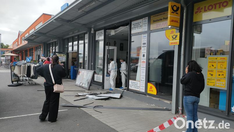 Nach dem Überfall auf ein Juweliergeschäft in Pressath gibt es neue Erkenntnisse. Die Polizei fahndet nach drei Tätern. Zudem wird ein Zusammenhang mit einem Raub in Rosenheim geprüft. Bild: ald