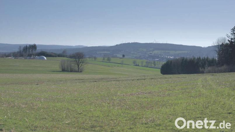 Insgesamt sieben Windenergieanlagen sind hier in der Visualisierung am Horizont zu erkennen. Zwei Windräder stehen auf Moosbacher Gemeindefläche, fünf auf Vohenstraußer Seite. Das Bayerische Landesamt für Denkmalpflege hat zwei Anlagen abgelehnt, weil das besonders landschaftsprägende Denkmal „Altstadt Pleystein“ erheblich beeinträchtigt würde. Bildmontage: Primus Energie GmbH