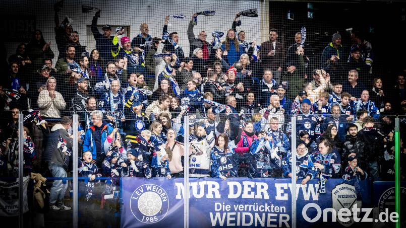 Fans der Blue Devils Weiden. Archivbild: Tobias Neubert