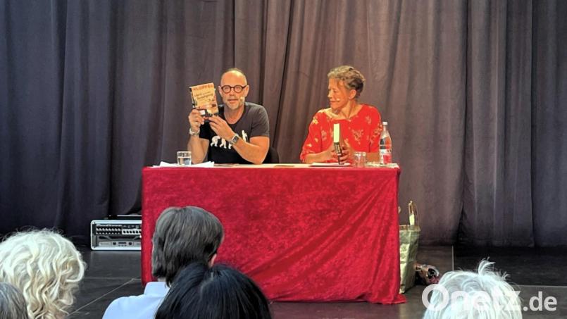 Ist das Ende gut und Mord die beste Beseitigung? Dieser Frage widmeten sich Volker Klüpfel und Katharina Spiering in ihrer szenischen Lesung beim Amberger Sommerfestival. Bild: Susanne Schwab