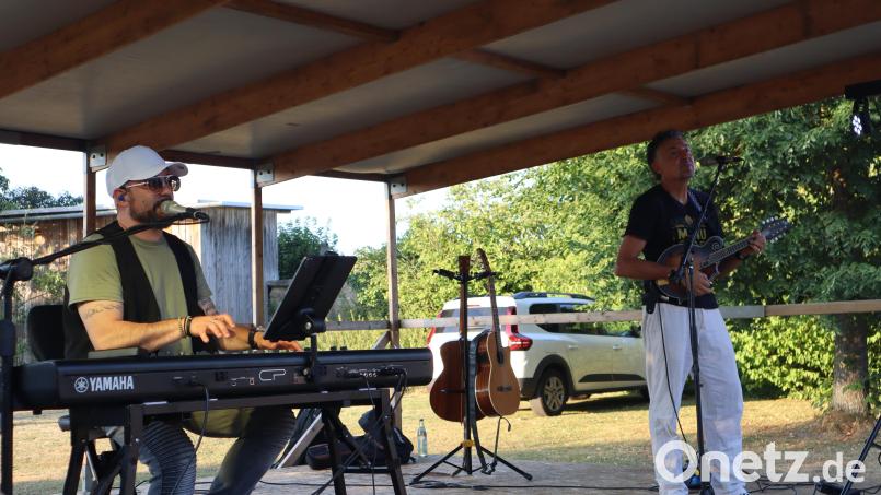 Bei der Serenade im Pfarrgarten spielte das "Duo Italiana" bestehend aus Richie Necker (rechts) und Rocky Verardo. Bild: wrt