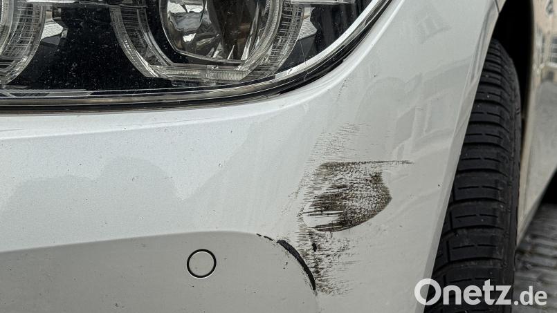 In der Grünewaldstraße in Amberg ist ein geparktes Auto beschädigt worden. Die Polizei sucht Zeugen. Symbolbild: Stephan Huber