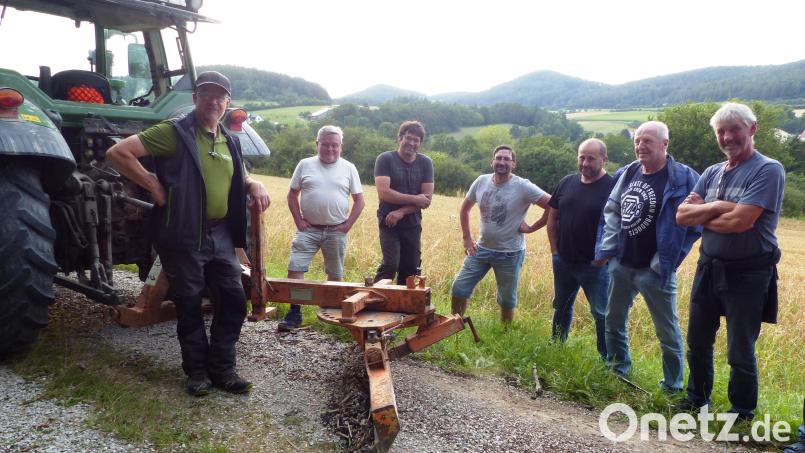 Michael Bartl erläuterte den Versammlungsteilnehmern die Funktion des Wegepflegegeräts. Bild: Josef Piehler