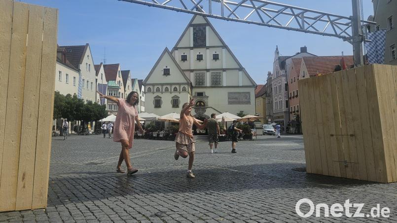 Auf dem Oberen Markt in Weiden steht derzeit eine Wassernebelanlage. Sie bringt etwas Abkühlung in diesen heißen Tagen - und Kinder haben ihre Freude daran. Bild: blf