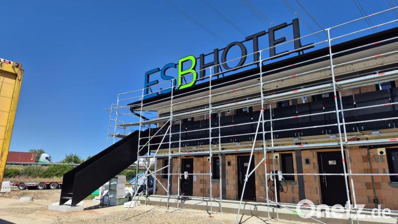 Im Gewerbepark Neuhaus wird ein neues Hotel gebaut. Es liegt direkt an der A 93 und unter dem Ostbayernring. Bild: Lowak