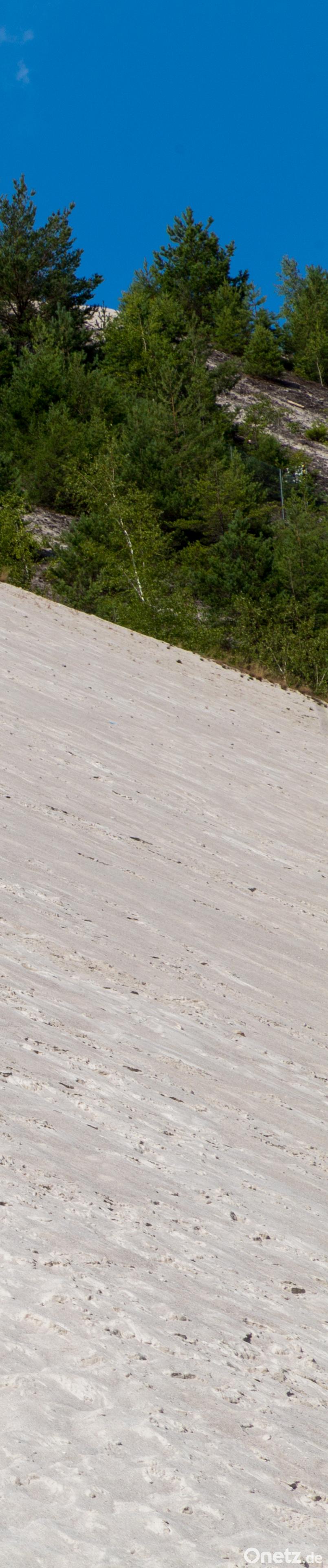 Der Aufstieg ist schweißtreibend, das Hinunterlaufen barfuß im Sand eine Riesengaudi: Den Monte Kaolino kann man auch zu Fuß besteigen. Archivbild: Gerd Huster