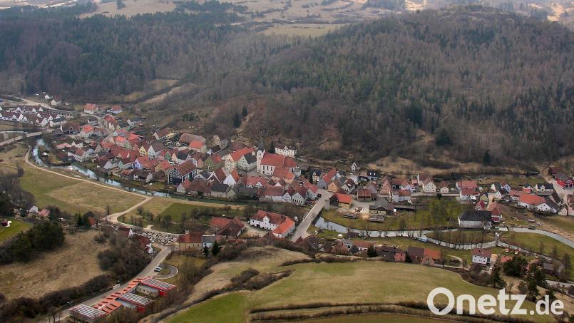 Hohenburg aus der Luft: Der Markt will die Ortskernsanierung voranbringen. Vorgestellt wurde das Sanierungsgebiet und die damit verbundenen Möglichkeiten von Förderungen in Zusammenarbeit mit der Stadtbau Amberg GmbH. Bild: Paul Böhm