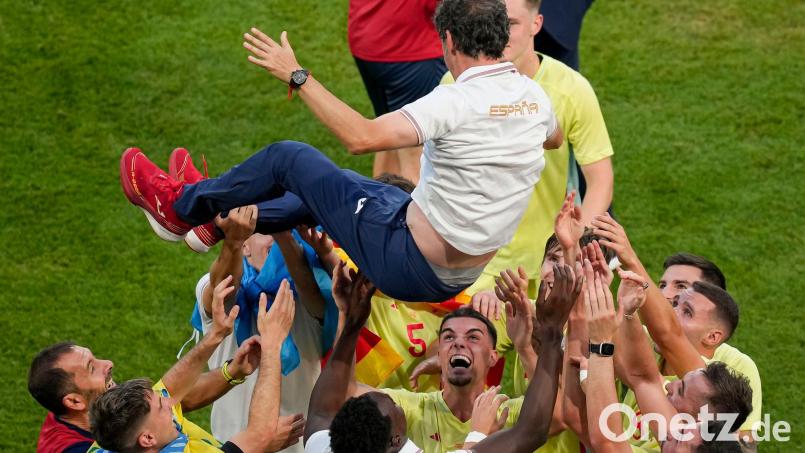 Spanische Spieler werfen ihren damaligen Cheftrainer Santi Denia nach dem Sieg bei den Olympischen Spielen 2024 in Paris in die Luft. (Archivbild) Bild: Vadim Ghirda/AP/dpa