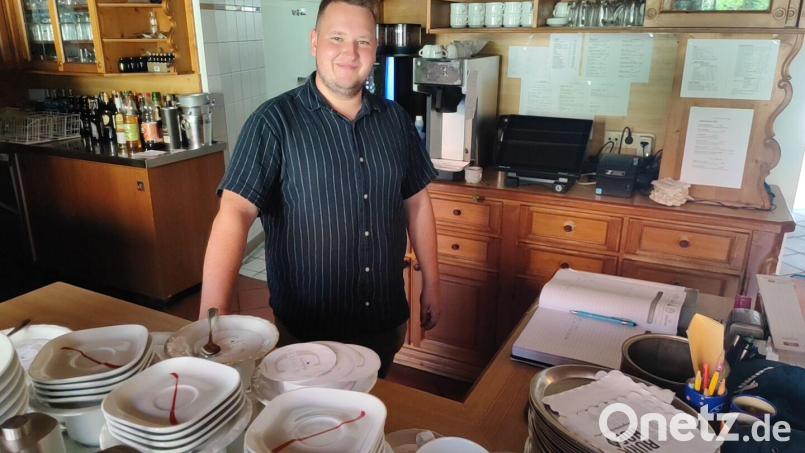 Christian Urbanek hinter der Theke im Gasthof seiner Familie: Dort hilft der Nachwuchspolitiker bei Bedarf aus. Bild: luk