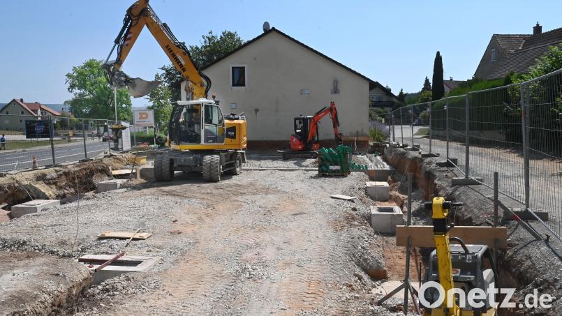 Der Neu- oder Anbau des Poppenrichter Feuerwehrgerätehauses, der rund 1.5 Millionen Euro kosten wird, geht derzeit zügig voran. Bild: Gerhard Franz