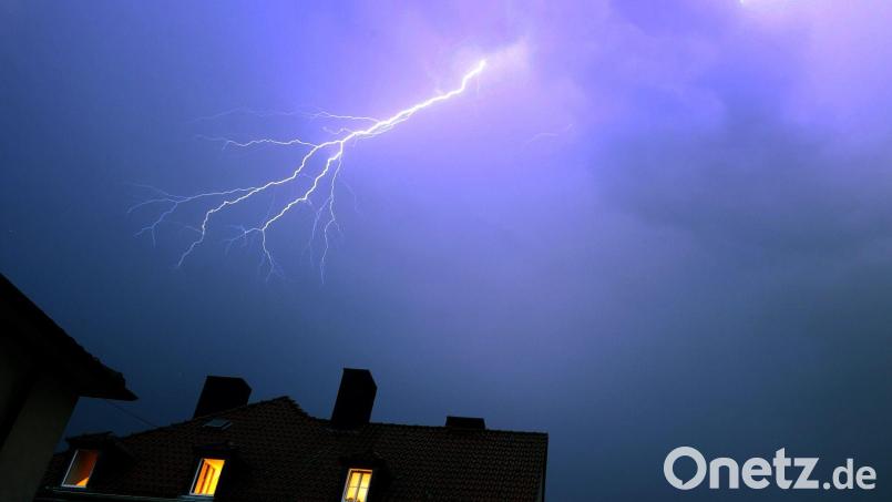 Blitz, Hagel, Donner: Das Unwetter sorgte für zahlreiche Einsätze, vor allem im Süden und Osten Bayerns. Archivbild: Karl-Josef Hildenbrand/dpa