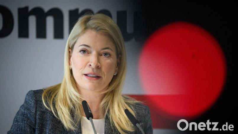 Bahnchefin Evelyn Palla würde dem eigenen Konzern die Schulnote 3 geben. (Archivbild) Bild: Bernd von Jutrczenka/dpa
