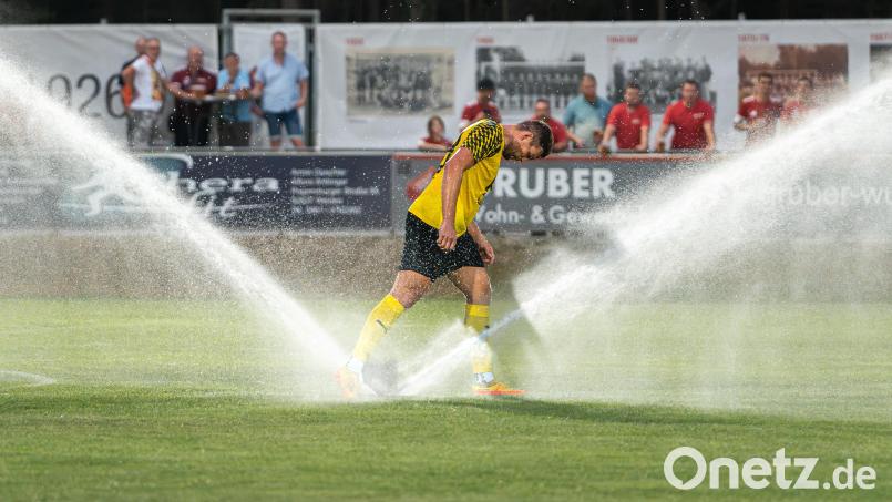 Ambergs Stürmer Marco Seifert versuchte vergeblich, des Rasensprengers Herr zu werden.Der SC Luhe-Wildenau setzt sich im Duell gegen den FC Amberg mit 3:1 durch. Bild: Hannah Dirscherl