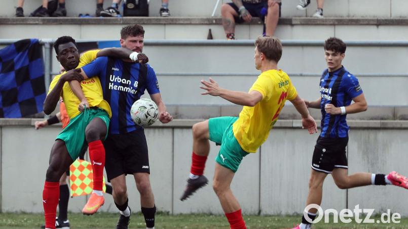 Josef Rodler (Zweiter von links) erzielte kurz vor der Halbzeitpause den Anschlusstreffer für die SpVgg SV Weiden. Am Ende holten die Gäste durch ein Tor von Jahi Sylejmani in der Nachspielzeit noch ein 2:2 bei DJK Don Bosco Bamberg. Bild: Sportpress/Weinkauf