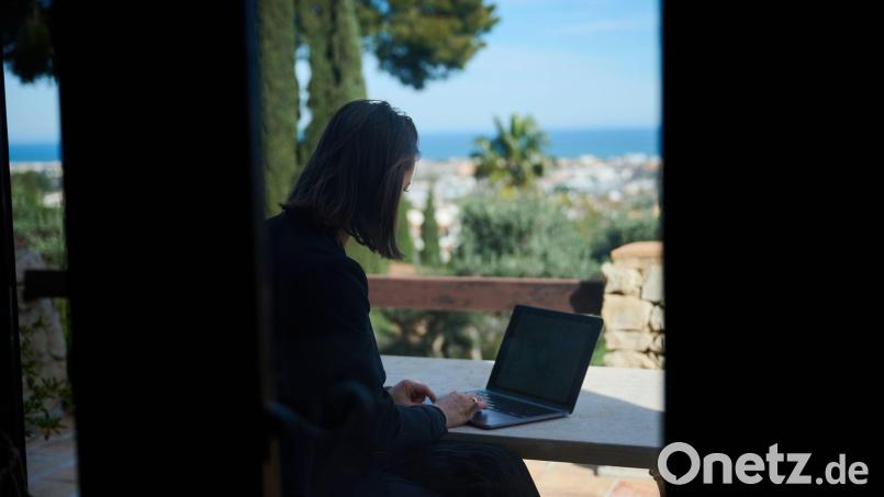 Wer während des Urlaubs arbeiten muss, denkt einer Umfrage zufolge eher über einen Jobwechsel nach. (Archivbild) Bild: Annette Riedl/dpa