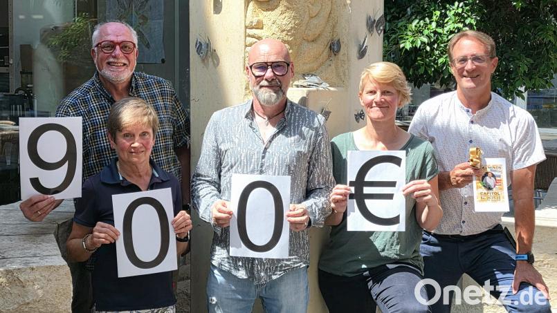 Spendenübergabe zugunsten der Jura-Werkstätten: Von links: Gerhard Legat, Irmgard Stadler, Andreas Dörfler, Anita Kinscher und Bernhard Albrecht, Geschäftsführer der Jura-Werkstätten Amberg-Sulzbach, bei der Übergabe der Spendensumme von 900 Euro aus dem Gedenkkonzert „Sam's Minds“ zu Ehren des verstorbenen Musikers und Künstlers Hermann „Sam“ Stadler. Foto: Christian Schafbauer
