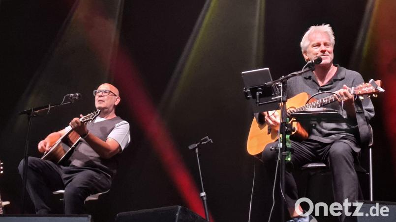 Lernten sich bei einer "Gipfeltour" kennen und spielten zusammen beim Schlosspark-Festival Schwarzenfeld 2026: Hannes Ringlstetter (links) und Werner Schmidbauer (rechts). Bild: Amann