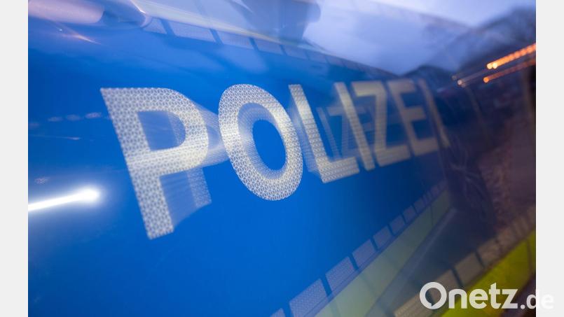 Nach Angaben der Polizei fiel ein 57-Jähriger in Burglengenfeld mit Schlangenlinien auf und wehrte sich später gegen eine Blutentnahme. Symbolbild: Marijan Murat/dpa