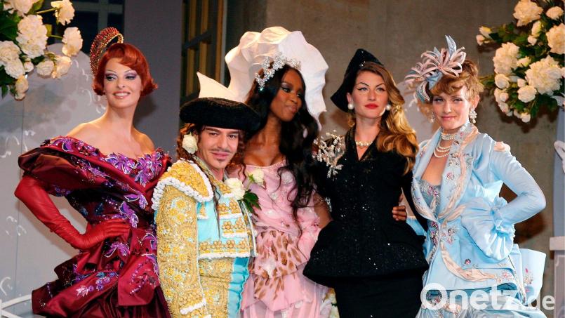 Der umstrittene Designer wird vom Metropolitan Museum in New York geehrt. (Archivbild) Bild: Bruno Pellerin/Maxppp/epa/dpa