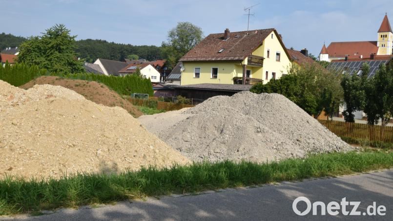Auf dem Grundstück, zwischen der Geschäftsstelle der VR-Bank Amberg-Sulzbach und dem Anwesen Schötz, wird direkt an der Ortsdurchfahrtsstraße die neue Arztpraxis gebaut. Bild: Norbert Weis