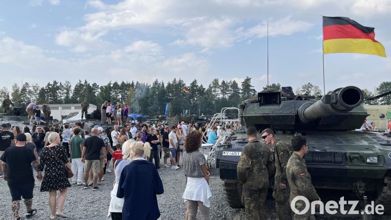 Ein Besuchermagnet des Volksfestes war wieder die große Waffen- und Fahrzeugschau. Bild: Gerald Morgenstern