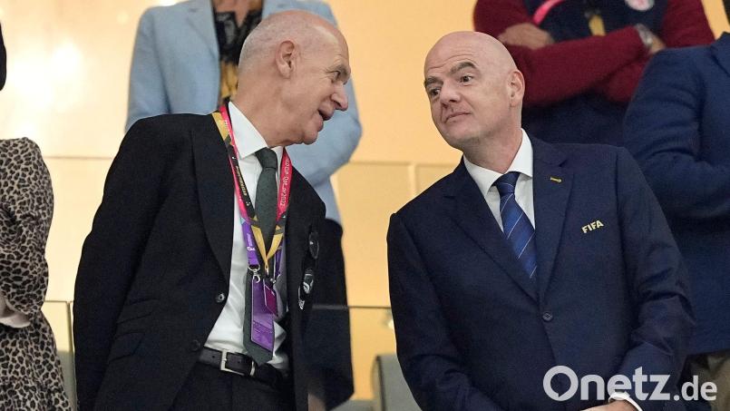 Bernd Neuendorf (l) ist mehr gut auf Gianni Infantino zu sprechen. (Archivbild) Bild: Martin Meissner/AP/dpa