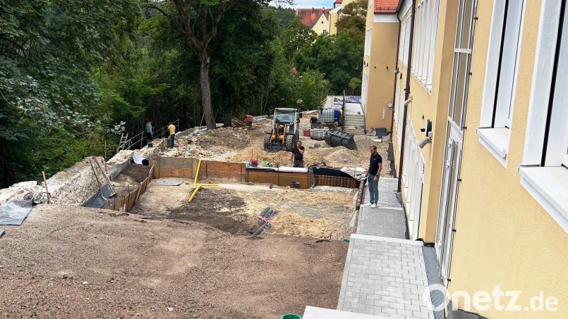 Die Sanierung und der Umbau des Unteren Pausenhofs der Kastler Volksschule neigt sich dem Ende entgegen. Bild: Josef Piehler
