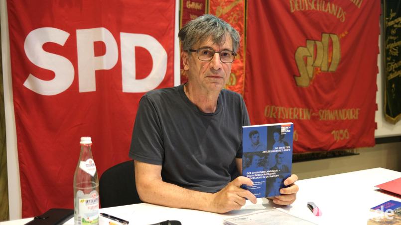 Der Chamer Journalist und Buchautor Thomas Muggenthaler erinnerte bei einer Gedenkfeier der Schwandorfer SPD an ostbayerische Widerstandskämpfer gegen den Nationalsozialismus. Bild: Rudolf Hirsch