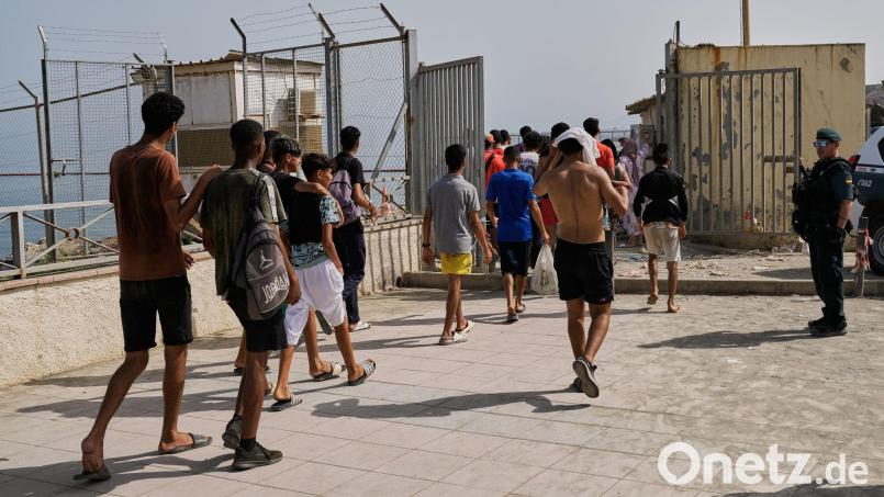 Zehntausende Migranten, die nach Ceuta gelangt waren, kehrten nach Marokko zurück. Bild: Bernat Armangue/AP/dpa
