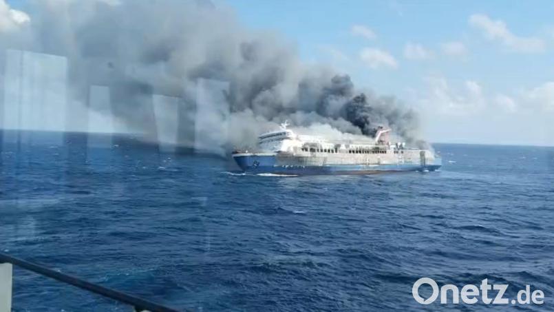 Plötzlich gerät ein Schiff auf See in Indonesien in Brand. Für einige der mehr als 270 Menschen an Bord kommt jede Hilfe zu spät. Bild: -/BASARNAS/AP/dpa