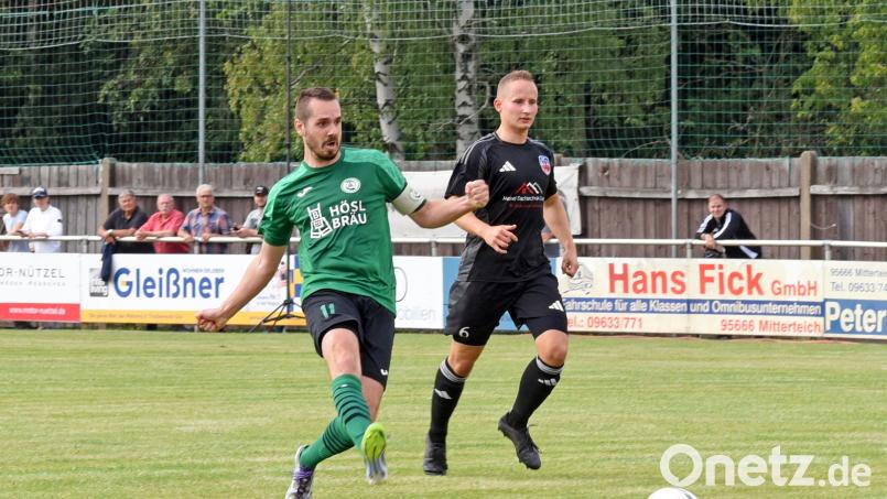 Der SV Mitterteich besiegte am Samstag den FC Fichtelgebirge ungefährdet mit 4:0. Hier schießt Doppel-Torschütze Marco Kießling (links) zum Endstand ein. Bild: Rudi Gebert