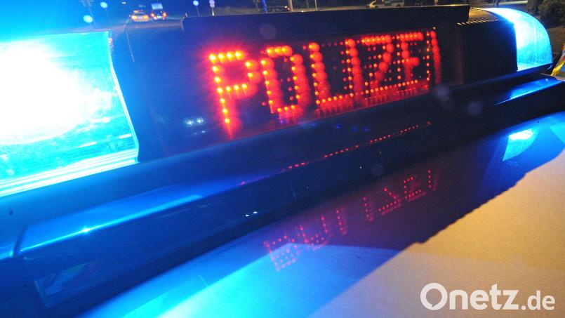 Nach einem Streit ist eine 24-Jährige bei Nabburg aus einem langsam fahrenden Auto gesprungen und leicht verletzt worden. Symbolbild: Patrick Seeger/dpa