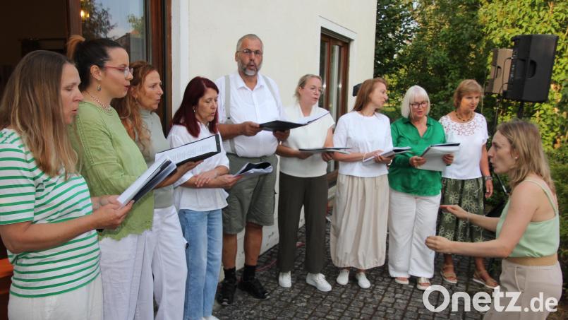 Der Chor der Kulturfabrik Mitterteich unter der Leitung von Cindy Maier (rechts) war bei der Serenade der evangelischen Kirche dabei. Bild: Konrad Rosner
