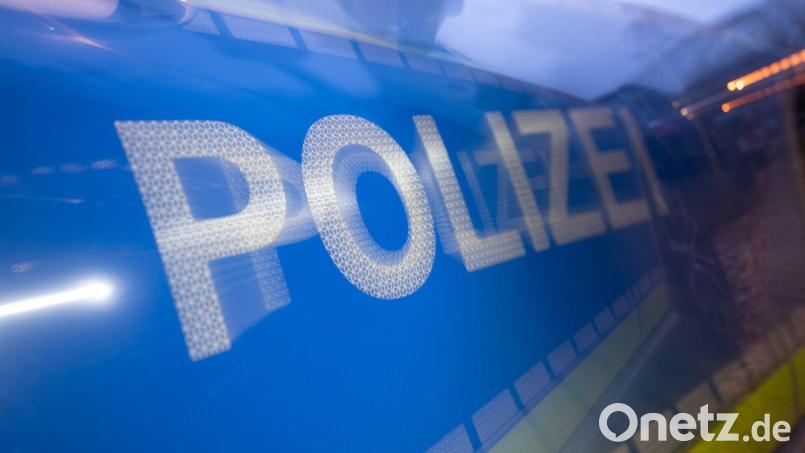 Unbekannter beschädigt in Weiden einen geparkten weißen Ford und fährt weiter. Symbolbild: Marijan Murat/dpa
