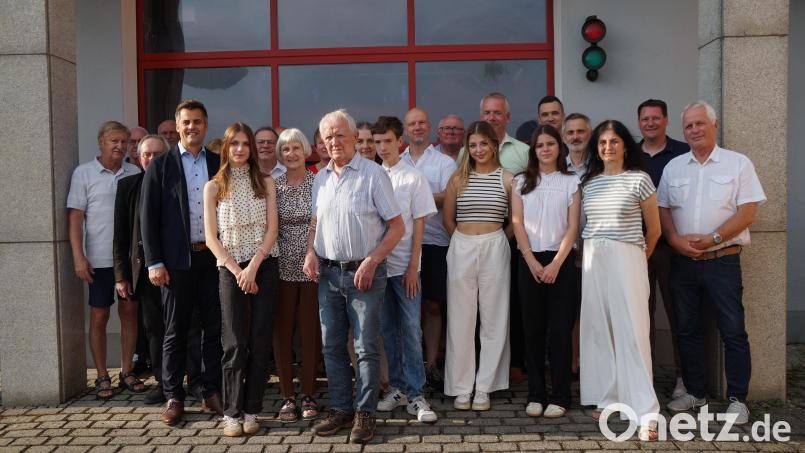 Christa Zapf (Fünfte von links) feierte ihren 80. Geburtstag. Sie feierte mit Familie, Freunden, Wegbegleitern, Bürgermeister Rudolf Teplitzky (Dritter von links) und den Vertretern der PWG Oberviechtach und Ortsteile, ihrer politischen Heimat. Bild: Elfriede Weiß