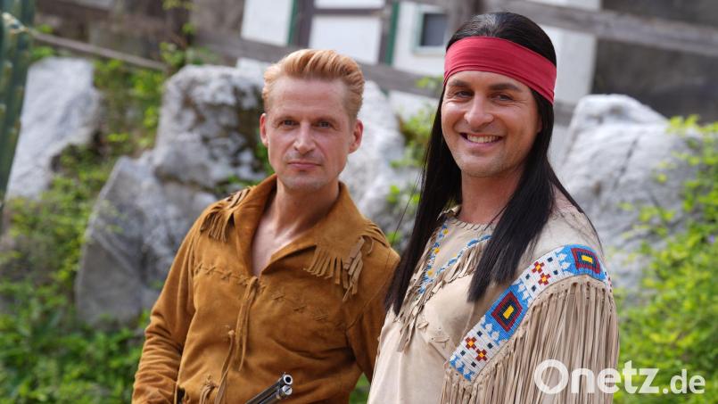 Winnetou und Old Shatterhand, gespielt von Alexander Klaws (r) und Bastian Semm (l), haben in diesem Sommer bereits mehr als 200.000 Zuschauer zu den Karl-May-Spielen nach Bad Segeberg gelockt. (Archivbild) Bild: Marcus Brandt/dpa