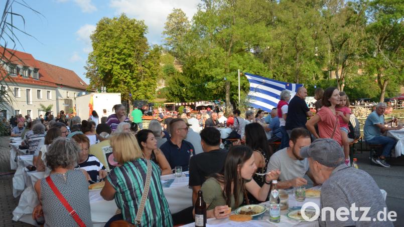 Die griechische Fahne wehte über die Köpfe der Besucher hinweg. Bild: Elisabeth Dobmayer