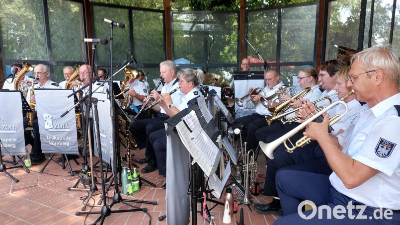 Die Zollkapelle Nürnberg unter Leitung von Thomas Sacher spielt im Max-Reger-Park ein Medley von James Last. Bild: Helmut Kunz