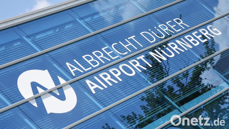 Nach einer Schlägerei in einer Warteschlange am Flughafen mussten elf Passagiere am Boden bleiben (Symbolbild). Bild: Daniel Löb/dpa