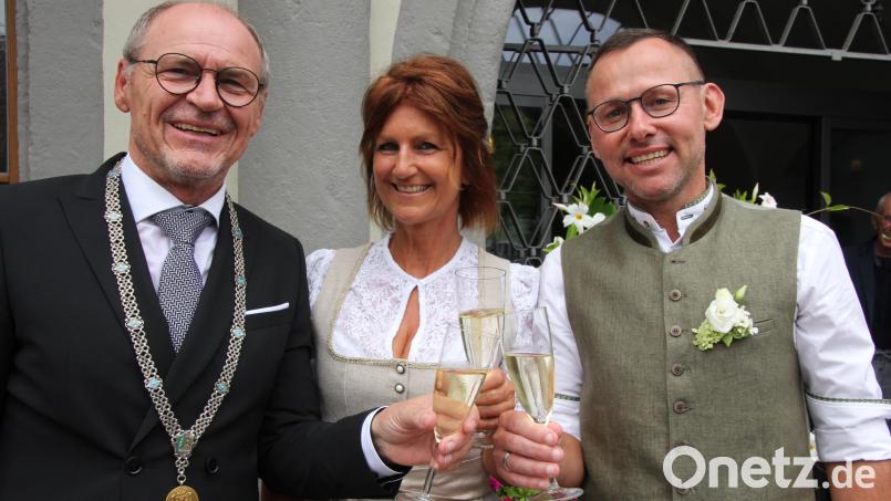 Nach 30 gemeinsamen Jahren heirateten Anja Zant (Mitte) und Klaus Daubitzer (rechts). Für Bürgermeister Hans-Peter Schärl war es die erste Trauung, die er als Standesbeamter vollzog. Bild: Konrad Rosner