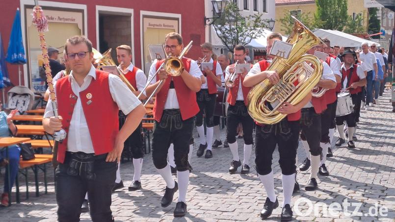 Beim 46. Schmidmühlener Marktfest führte die Blaskapelle Schmidmühlen den Festzug an. Bild: Josef Popp