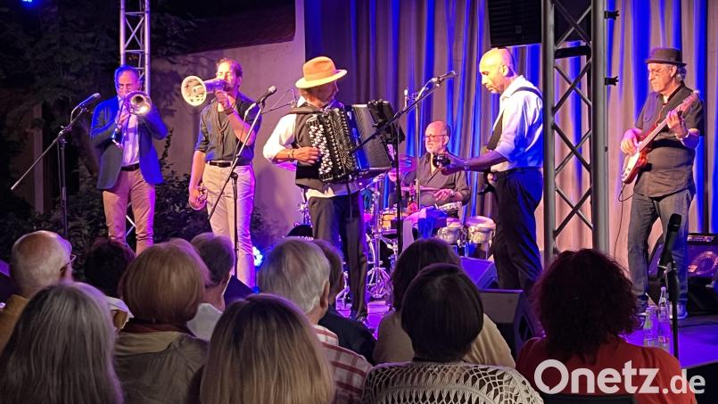 Die Band um Vincenzo Castrini brachte die Stimmung zum Überschwappen. Viele Gäste sangen mit und gaben immer wieder kräftigen Zwischenapplaus. Bild: Marianne Moosburger