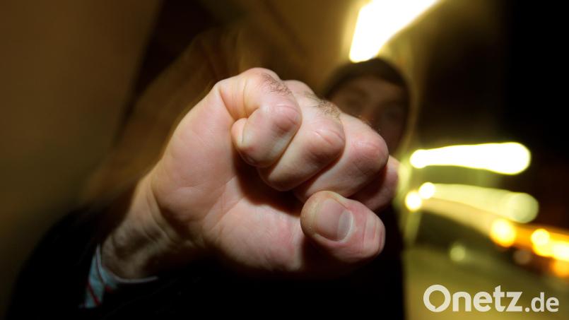 Nach einem Fest sind zwei Männer in Schmidmühlen aneinandergeraten. Ein 44-Jähriger schlug einem 26 Jahre alten Mann ins Gesicht. Symbolbild: Karl-Josef Hildenbrand/dpa