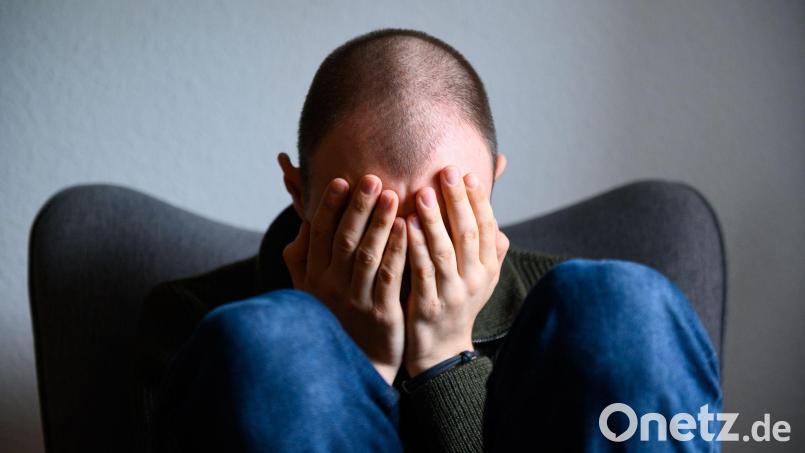 Viele Industrieunternehmen sparen und bauen Stellen ab, für die verbleibenden Mitarbeiter werden die Arbeitsbedingungen schwieriger. (gestellte Szene, Symbolbild) Bild: Jonas Walzberg/dpa