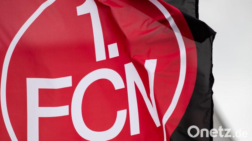 Eine Flagge des 1. FC Nürnberg. (Symbolbild) Bild: Daniel Karmann/dpa