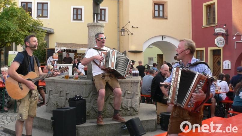 Für beste Unterhaltung sorgten die Musiker "Mir 3 und Du", die mit ihren Instrumenten von Tisch zu Tisch marschierten. Bild: Martina Witt